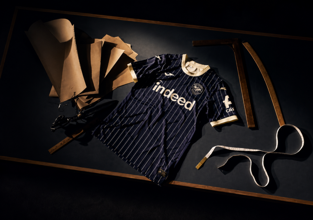 Igor Thiago estrela uniforme do Brentford inspirado em Kingsman Igor Thiago estrela campanha do Brentford que veste o clube inglês com a estética do filme Kingsman