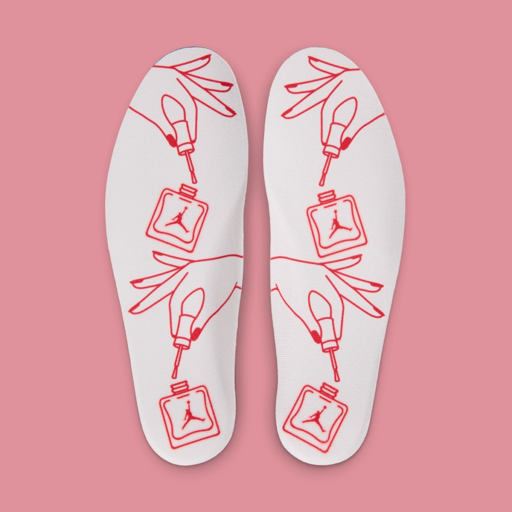 Air Jordan 1 chega com 5 pingentes para decorar unhas 3 Air Jordan 1 ganha versão feminina com kit exclusivo de 5 pingentes de unha e chega às lojas em 2 de setembro.
