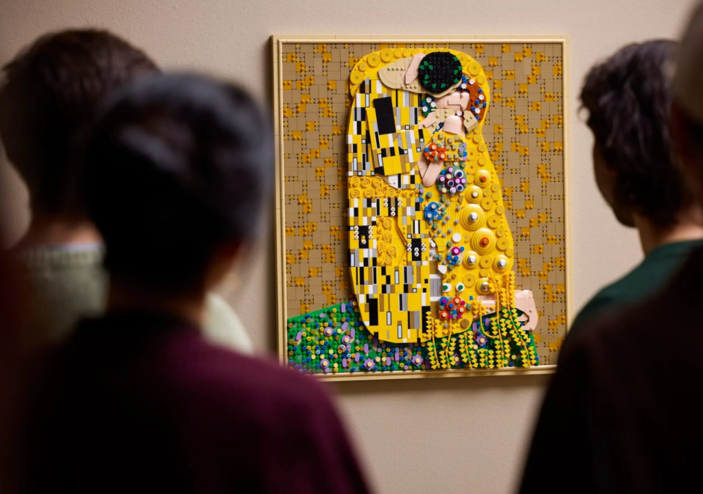 LEGO Klimt recria pintura O Beijo em 4 mil peças 1 LEGO lança maior set de arte já feito, recriando O Beijo de Klimt em parceria com o Museu Belvedere de Viena.