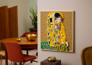 LEGO Klimt recria pintura O Beijo em 4 mil peças LEGO lança maior set de arte já feito, recriando O Beijo de Klimt em parceria com o Museu Belvedere de Viena.
