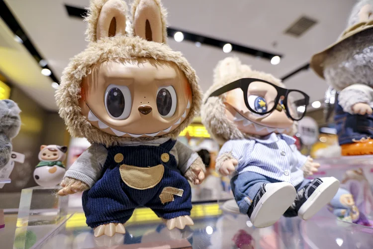 Pop Mart chega ao Brasil com apoio da Infracommerce 1 Pop Mart, marca do Labubu, chega ao Brasil com apoio da Infracommerce para estruturar e-commerce, logística e canais digitais.