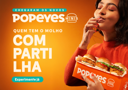 Popeyes lança os Minis com campanha que transforma letras miúdas em desconto de 50% para duplas de amigos.
