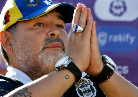 Fifa mira faturamento recorde na Copa 2026. Entenda como a profecia de Maradona sobre "publicidade em quatro tempos" virou realidade.