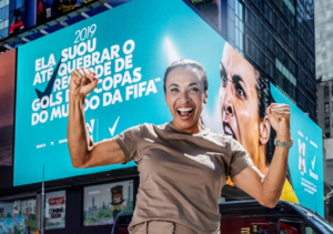 Rexona anuncia Marta como embaixadora e estreia a campanha "O Último Suor" nos telões da Times Square, em Nova York.