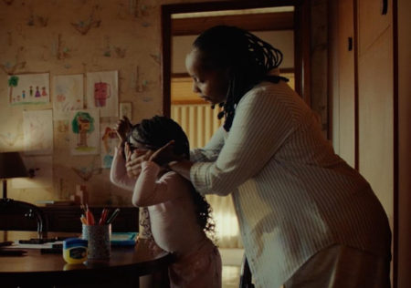 Vaseline lança "Love Hurts", filme de Savanah Leaf que transforma ritual de infância em declaração de amor entre gerações.