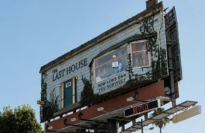 Netflix colocou uma pessoa de verdade dentro de um outdoor 79. netflix tranca homem outdoor los angeles