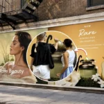 Rare Beauty instala roll-on gigante no outdoor em Nova York
