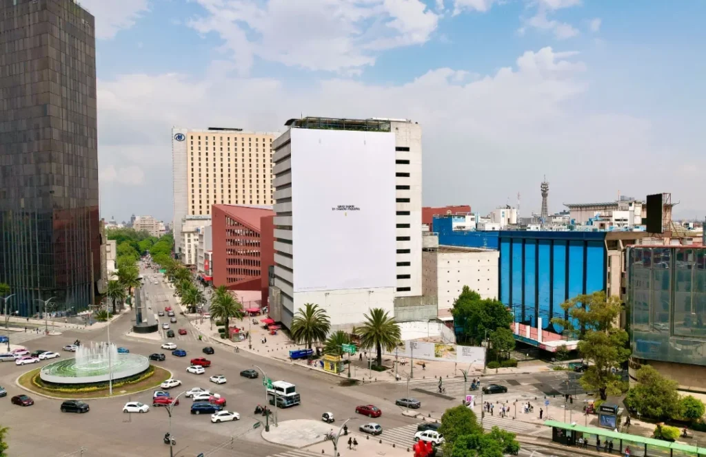 Cerveza Modelo usa garrafa com tamanho real em outdoor gigante 89. cerveza modelo outdoor gigante