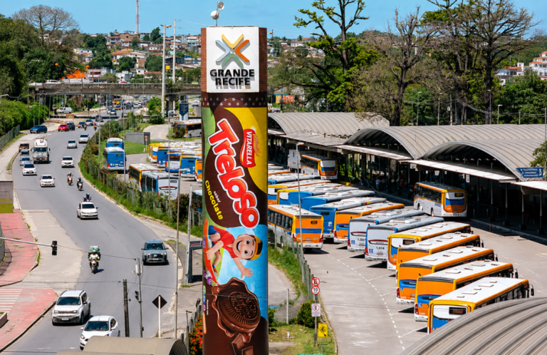 Treloso cria embalagem gigante de 17 metros Embalagem gigante da Treloso ocupa torre de 17 metros em terminal pernambucano e alcança 2,5 milhões de pessoas por mês.