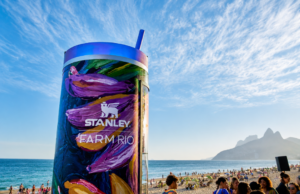 FARM Rio e Stanley instalam vending machine de 3 metros no Rio após a colaboração superar 5 milhões de visualizações e 8 mil cadastros.