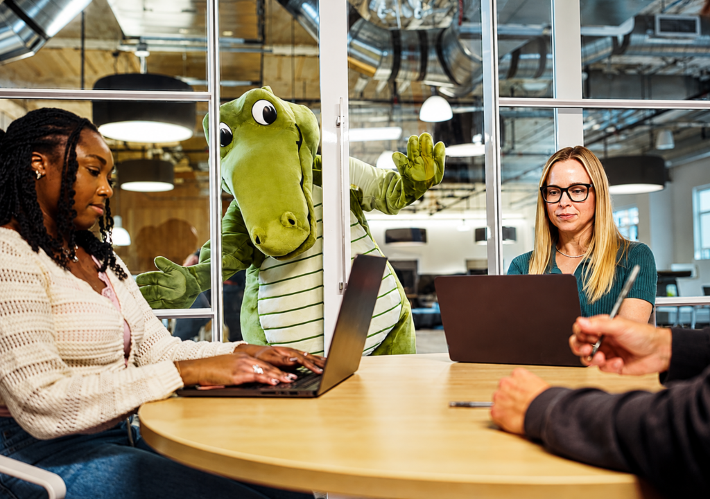 Crocs apresenta Niles como novo mascote 2 Crocs Niles ganha vida como mascote oficial da marca e terá conteúdos semanais, experiências presenciais e histórias próprias.