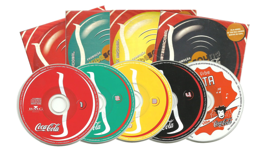 Mini CDs Coca-Cola voltam com tecnologia NFC, playlists da Billboard e distribuição durante o Rock in Rio 2026.
