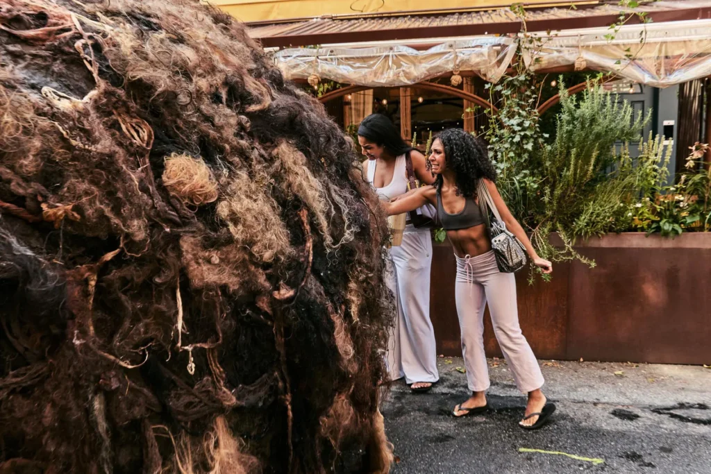 K18 cria bola de cabelo ambulante em Nova York 1 k18 boule cheveux geante new york 2.jpg