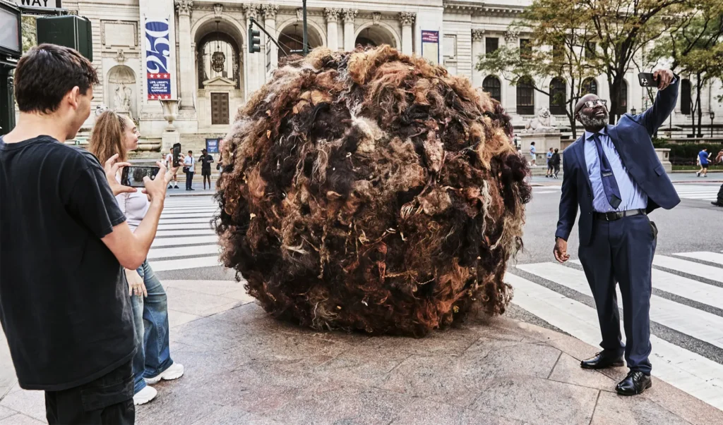 K18 cria bola de cabelo ambulante em Nova York 2 k18 boule cheveux geante new york 3.jpeg
