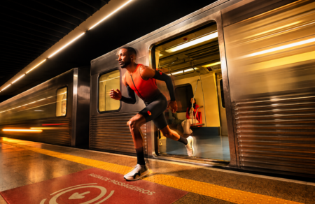 Mastercard no metrô desafia velocista olímpico Mastercard no metrô desafia Thiago André a correr 800 metros pela Avenida Paulista e destaca o pagamento por aproximação.