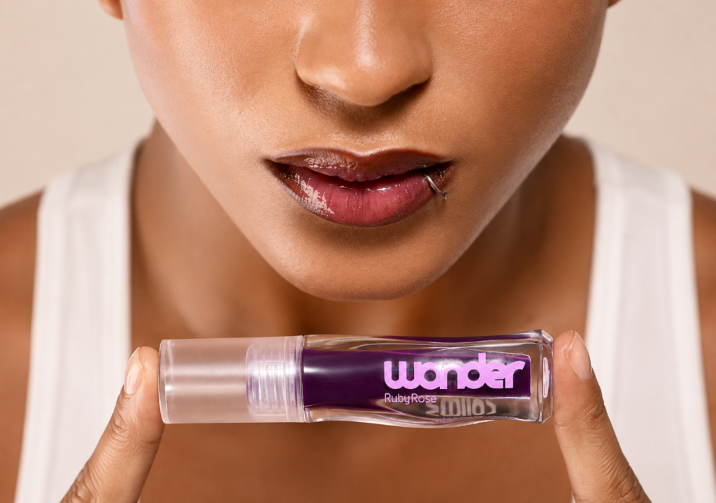 Ruby Rose lança linha Wonder com 19 produtos, incluindo paletas de sombra, batom que muda de cor e pó multi-tons.