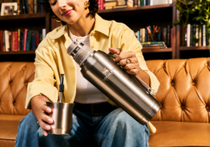 Ideal Mate tem tampa que vira cuia térmica Ideal Mate, nova versão da Mate System da Stanley 1913, tem tampa que vira cuia térmica.