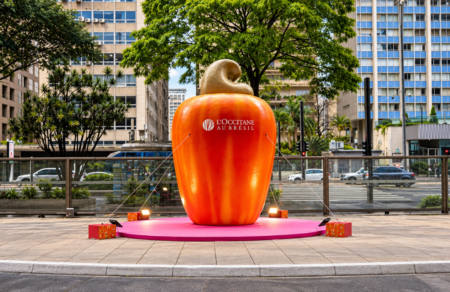 Caju gigante de 4,5 metros divulga fragrância da L’Occitane au Brésil na Paulista, com amostras e vouchers no Shopping Cidade São Paulo.