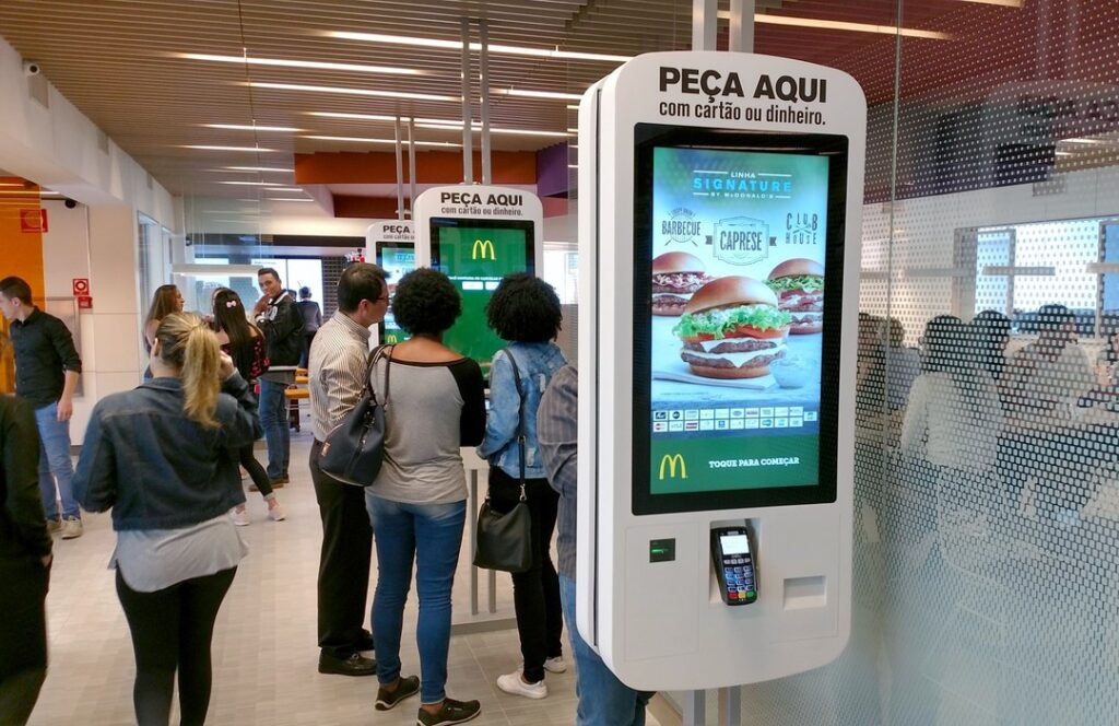 Empresas estão reduzindo totens e robôs no atendimento