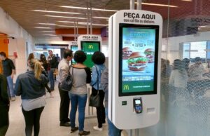 Empresas estão reduzindo totens e robôs no atendimento Empresas estão reduzindo totens e robôs no atendimento