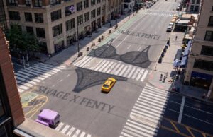 Savage X Fenty pendura lingerie gigante sobre Nova York capa ia 1789658347885