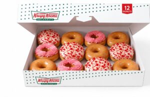 Krispy Kreme lança donuts Morango Cravejado em edição limitada Krispy Kreme lança donuts Morango Cravejado em edição limitada