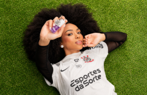 Corinthians multado em R$ 10 mil por uma ação de marketing Corinthians multado em R$ 10 mil após produto da Vizzela aparecer durante o protocolo oficial do Campeonato Brasileiro Feminino.