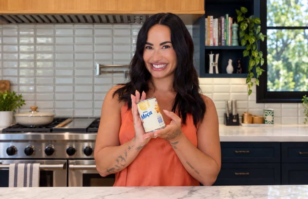 Demi Lovato estrela campanha de Moça exclusiva para redes sociais. Parceria inclui Stories e Reels e retoma a relação da cantora com o brigadeiro.