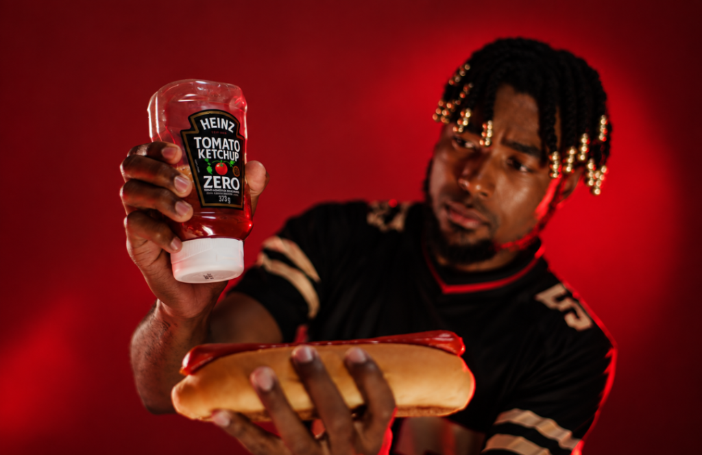 Heinz NFL transforma o gesto de chacoalhar a embalagem em passe de quarterback e leva experiências e degustação ao jogo no Maracanã.