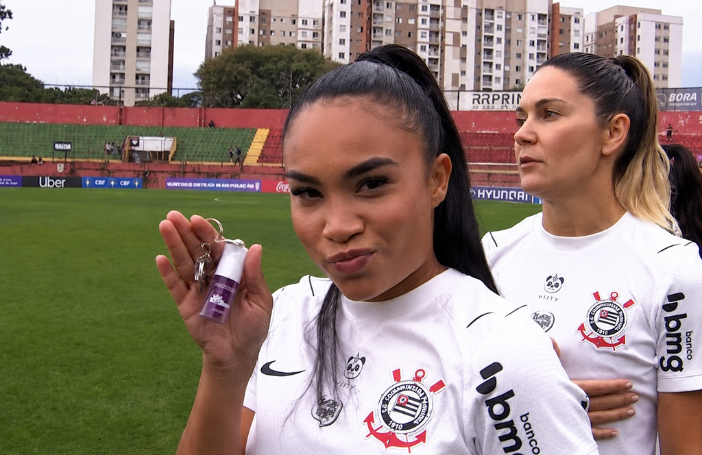 Corinthians multado em R$ 10 mil após produto da Vizzela aparecer no protocolo oficial do Campeonato Brasileiro Feminino.