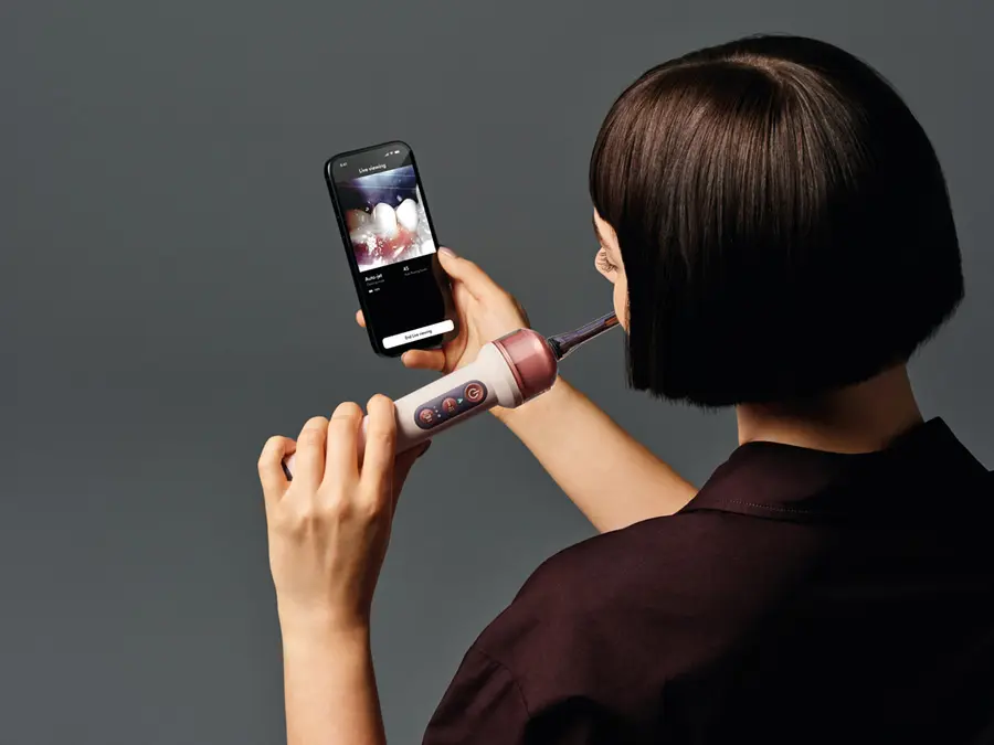 Dyson CameraJet usa IA e câmera para limpar entre dentes 3 Dyson CameraJet usa câmera, inteligência artificial e jato de enxaguante para identificar espaços entre os dentes durante a escovação.