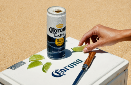 Lata da Corona ganha tampa de abertura total para receber limão e começa a ser vendida pelo Zé Delivery em regiões de São Paulo.
