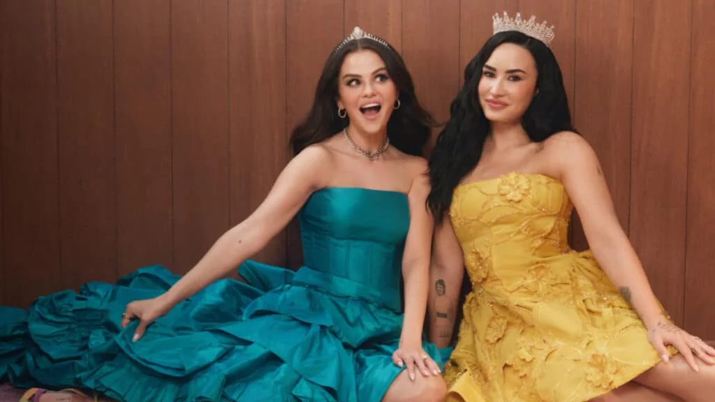 Rare Beauty reúne Selena Gomez e Demi Lovato em campanha inspirada em Disney Channel 1 Rare Beauty campanha Selena Demi veste vestidos azul e amarelo