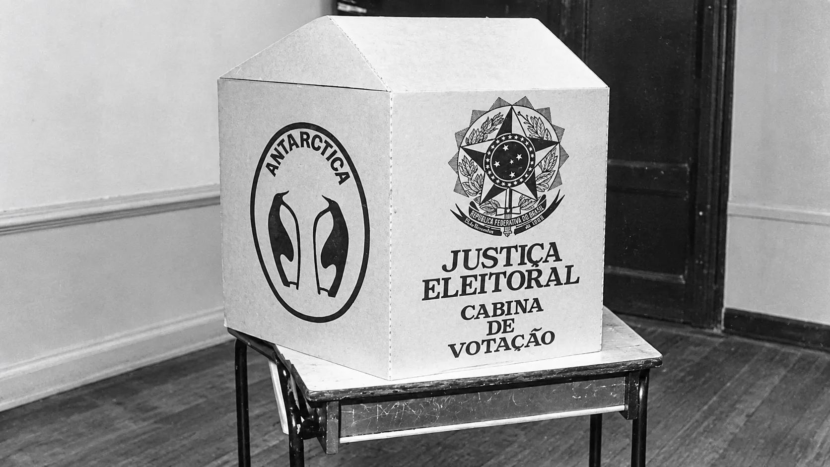 As cabines de votação já tiveram publicidade de marcas nos anos 80 6 Cabine Antarctica em preto e branco 5 1