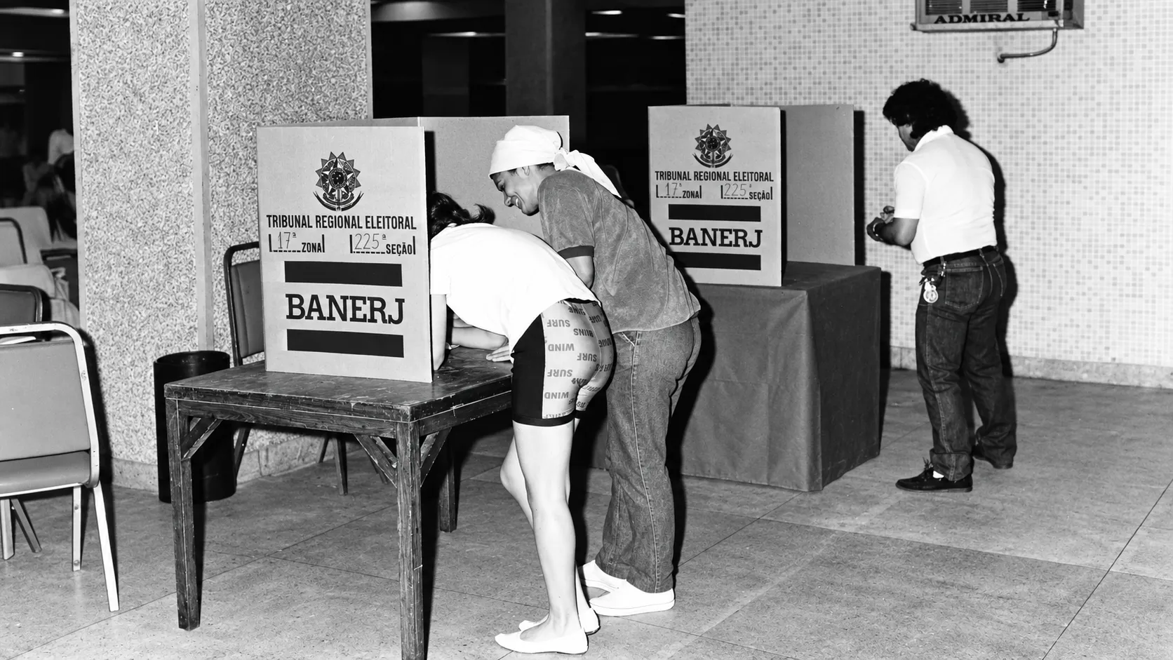 As cabines de votação já tiveram publicidade de marcas nos anos 80 3 Cabines eleitorais historicas em preto e branco 3