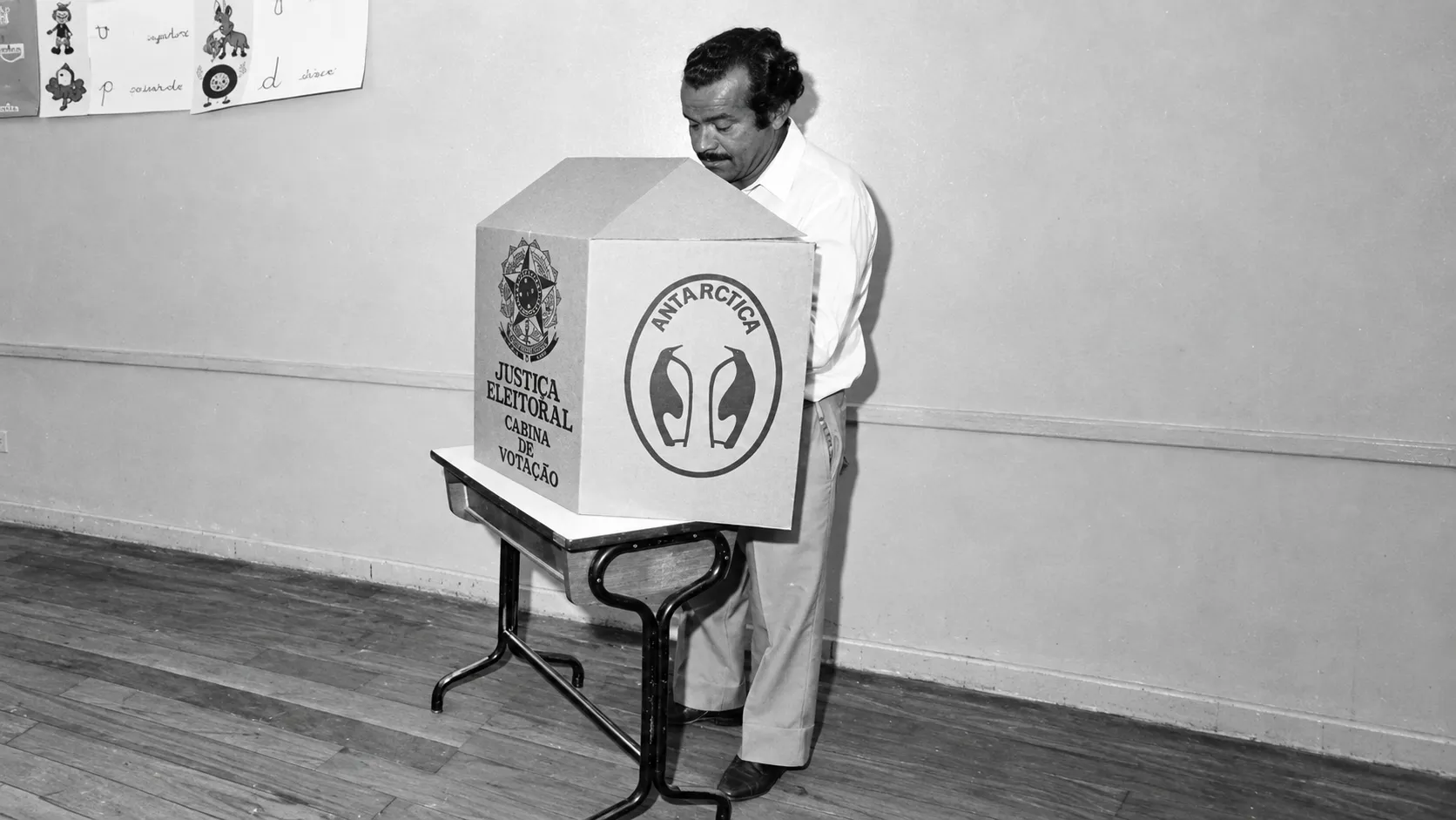 As cabines de votação já tiveram publicidade de marcas nos anos 80 5 Homem diante da cabine Antarctica 6 1