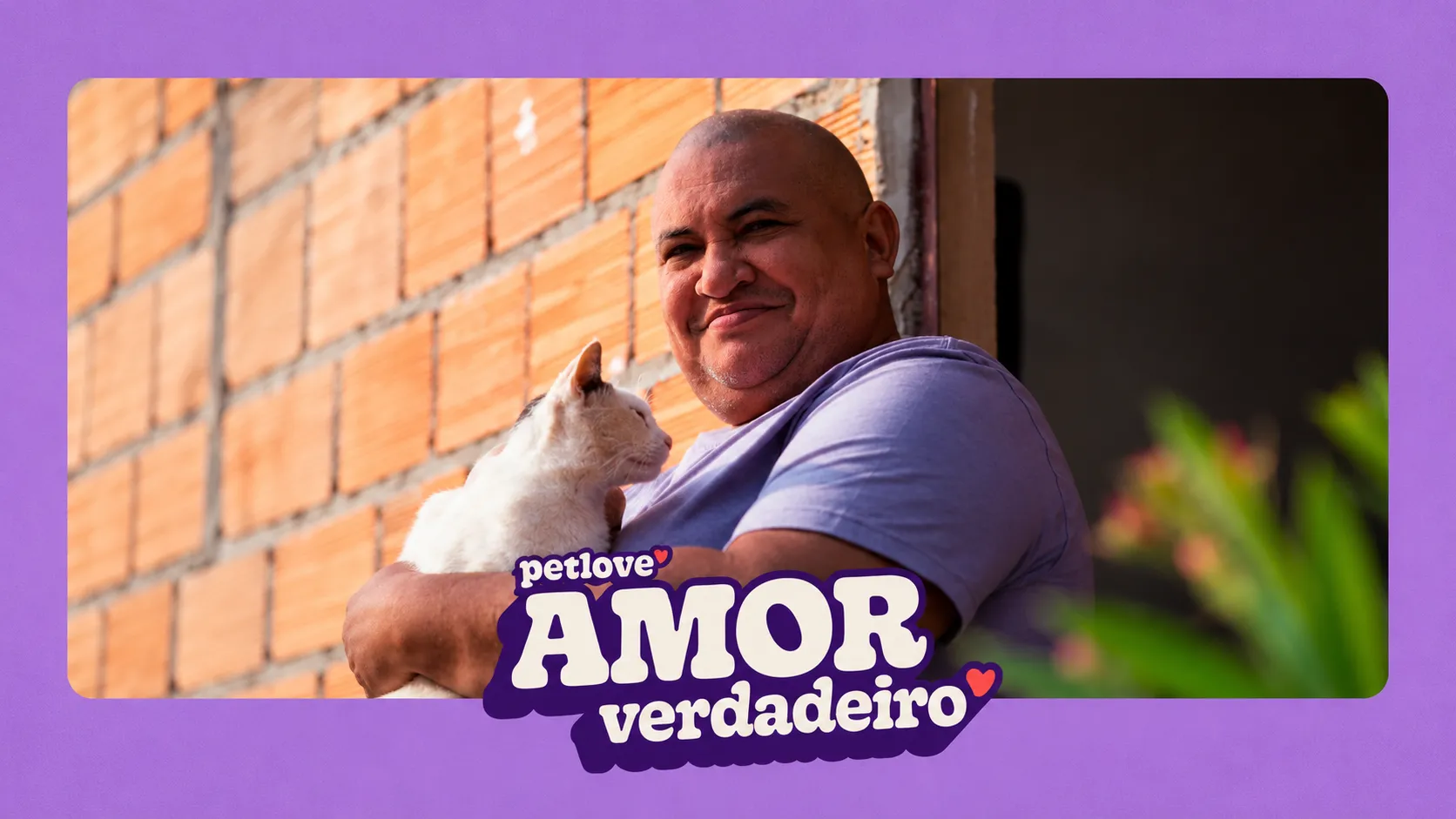 Petlove faz publi com homem que viajou para conhecer mulher de IA 1 Homem e gato em campanha Petlove