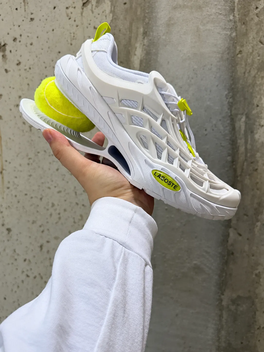 Tenis Lacoste branco com bola amarela