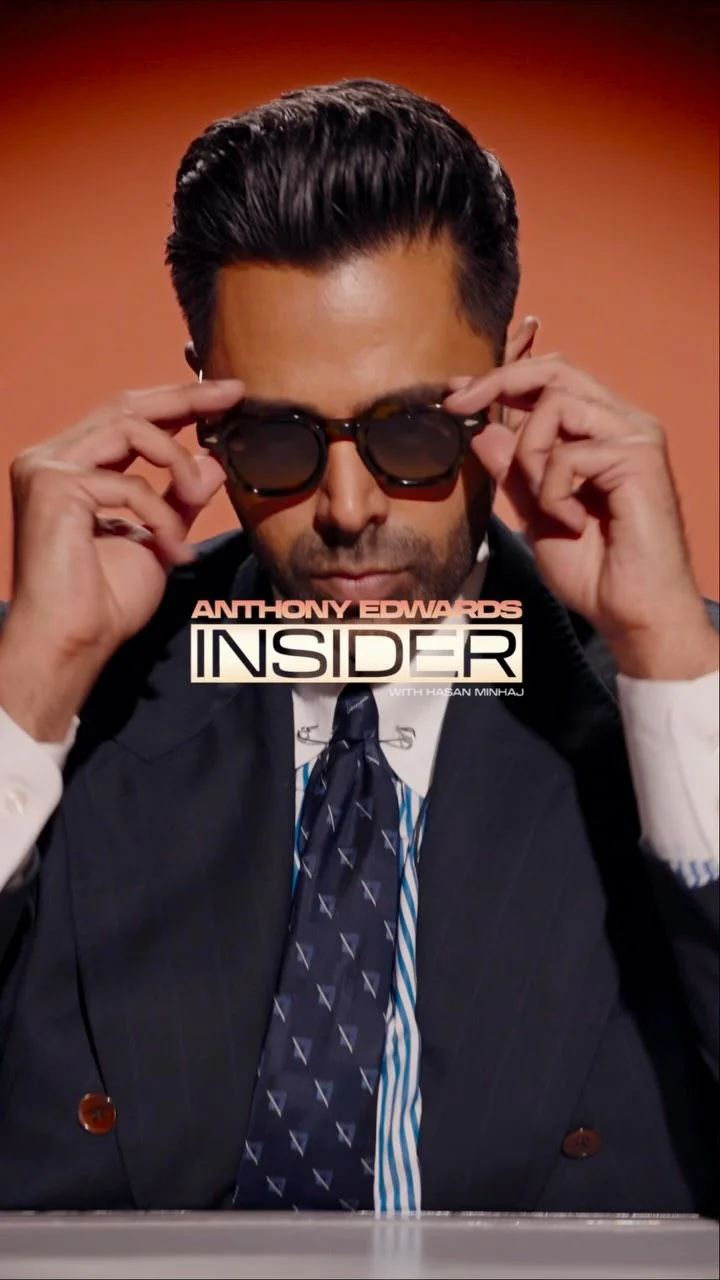 Hasan Minhaj posa de óculos escuros na arte da série Anthony Edwards Insider, da adidas