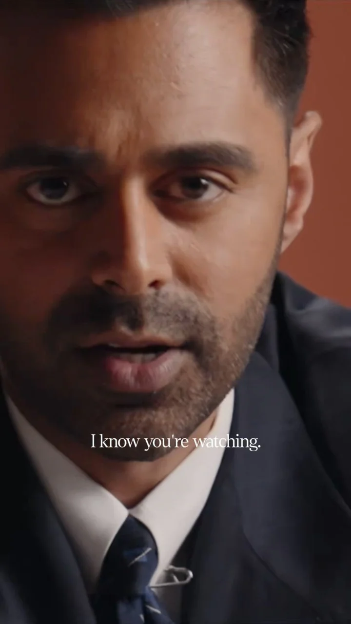 Hasan Minhaj olha para a câmera no comercial do adidas AE 3: "I know you're watching"