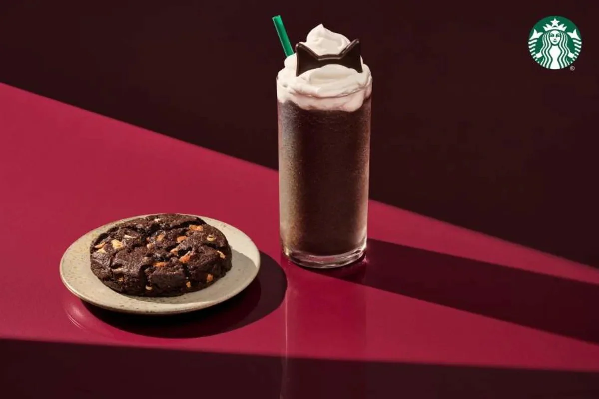 Starbucks traz Salem de volta para o Black Cat Frappuccino 1 Black Cat Frappuccino e Venti Black Night Cookie, lançamentos de Halloween da Starbucks