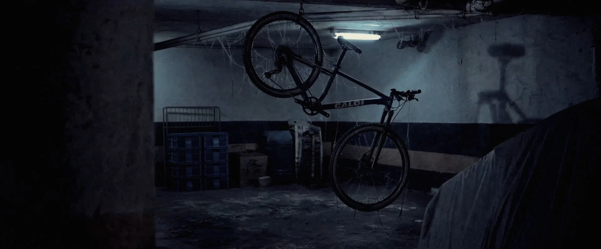 Caloi faz curta de terror para o Halloween 3 Bicicleta Caloi pendurada em garagem escura no curta de Halloween "O Encosto"