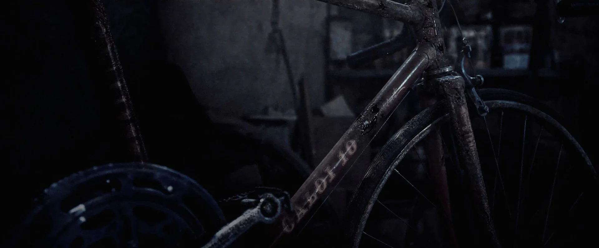 Caloi faz curta de terror para o Halloween 2 Cena sombria do filme Caloi Halloween "O Encosto" com bicicleta clássica