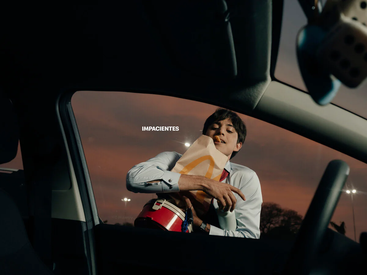 Campanha do McDonald's mostra clientes impacientes 2 Executivo come lanche do McDonald's antes de entrar no carro