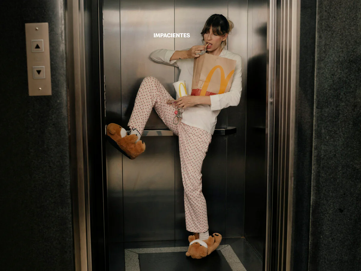 Campanha do McDonald's mostra clientes impacientes 3 Mulher de pijama come batata frita no elevador na campanha do McDonald's Impacientes