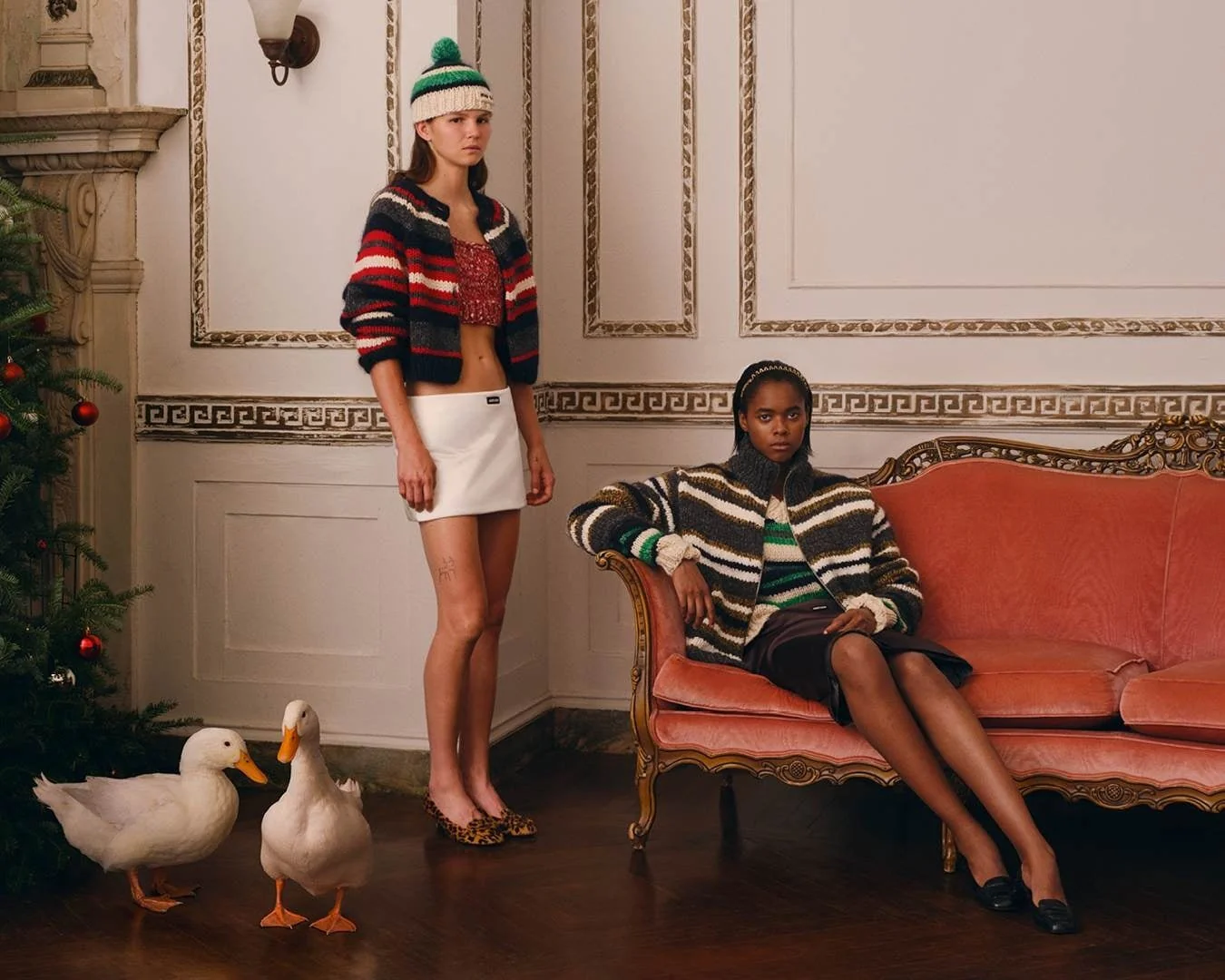 Campanha Miu Miu de Natal tem Gigi Hadid e Momo 3 Looks de inverno com tricô e alfaiataria em cenário natalino