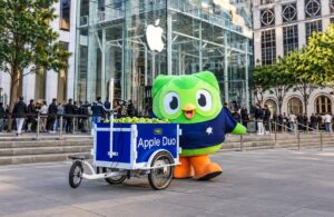 Duolingo distribui maçãs em frente à Apple no lançamento do iPhone Duo