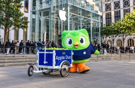 Duolingo distribui maçãs em frente à Apple no lançamento do iPhone Duo