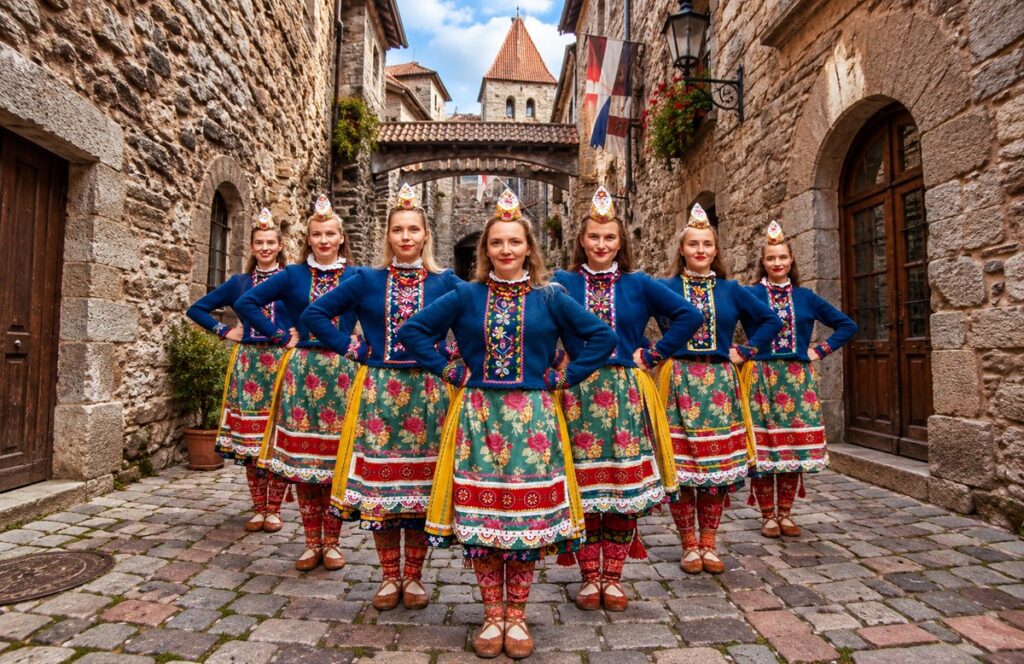 Estônia viraliza com comercial turístico que une dança tradicional e hip-hop Estônia viraliza com comercial turístico que une dança tradicional e hip-hop