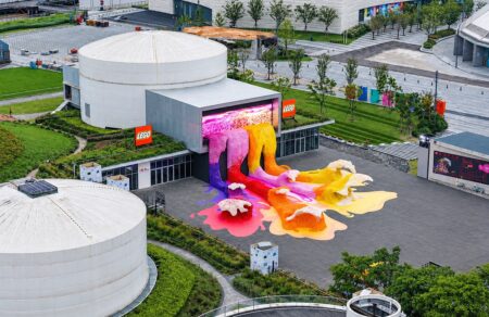 LEGO constrói onda gigante com 380 mil flores em Xangai LEGO constrói onda gigante com 380 mil flores em Xangai